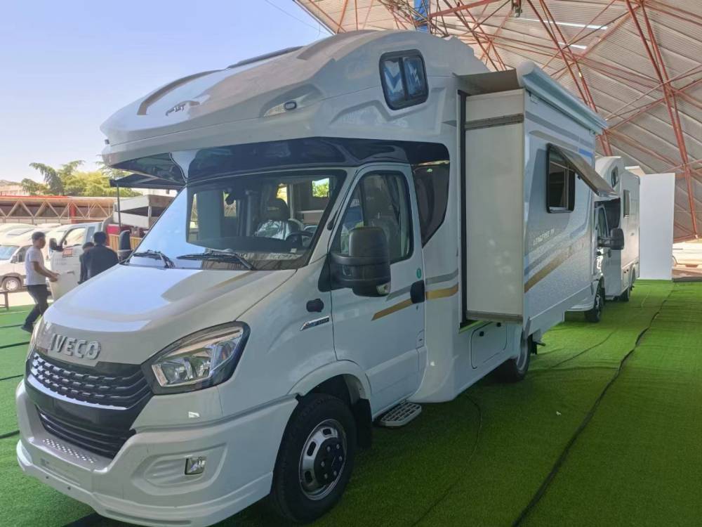 隆翠房车西安中心隆翠玩家版c638s双拓展依维柯欧胜c型国六房车图片