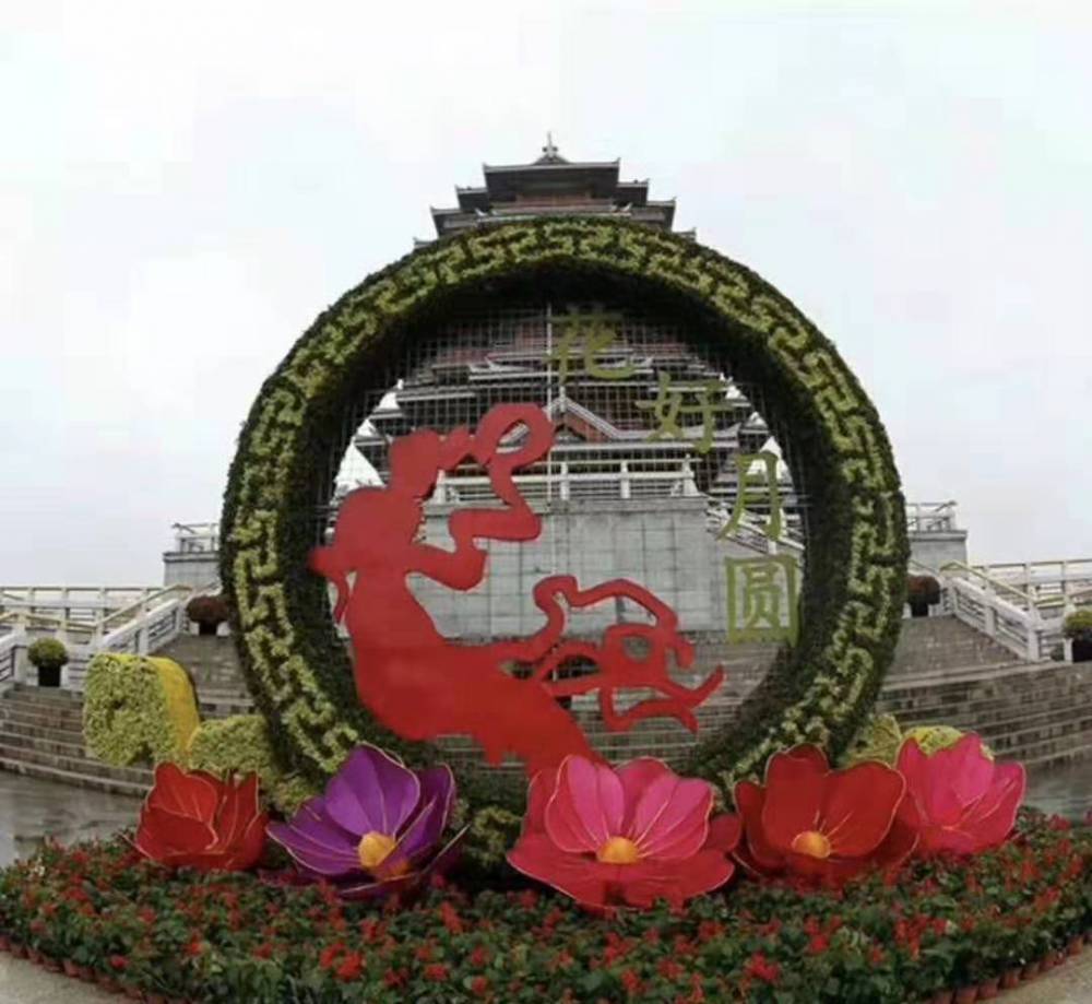 甘肃嘉峪关2022欢度春节雕塑适合摆放在景区大门口仿真花制作的花篮