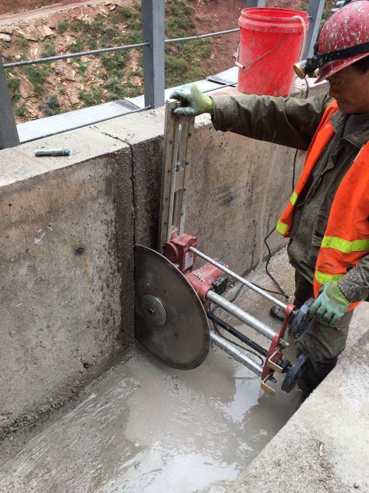 湖北钢筋混泥土墙壁切割机切墙机大功率水电开槽机