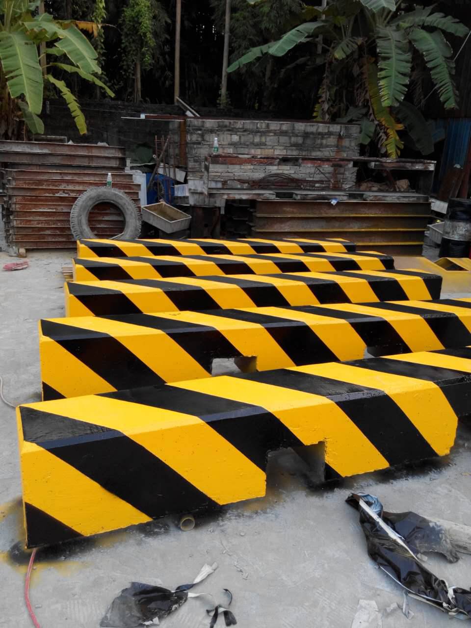 广州荔湾水泥隔离墩高速路口分流警示墩混凝土防撞墩道路施工防撞护栏