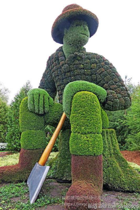 创意绿雕造型定制 五色鹿绿雕造型   采用钢架结构制作骨架模型