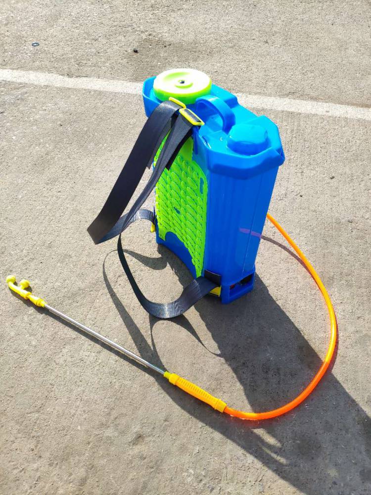 玉米地震动收管打药机9连喷雾化卷管打药机12米车挂农用高压喷雾打药