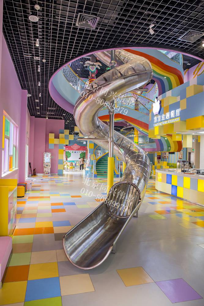 商场逃生消防滑梯室内半透明发光滑梯不锈钢旋转滑梯儿童乐园设备