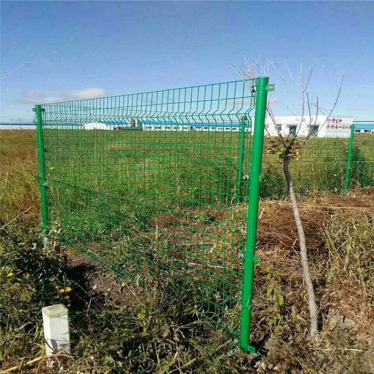 公路护栏网供应 各种规格 铁丝护栏网可加工定做 万泰