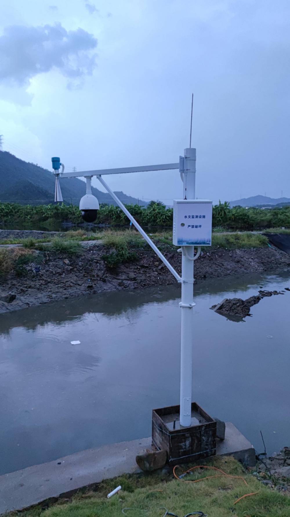 【深圳市岸边无人值守雷达水位计 自动测量抓拍水位变化无线传输数据