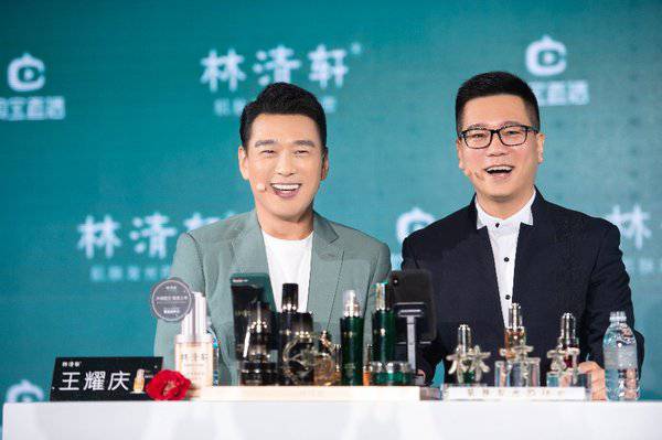 两位总裁送上满满宠粉福利,发光宝瓶热销开门红 两位总裁送上满满宠粉福利,发光宝瓶热销开门红