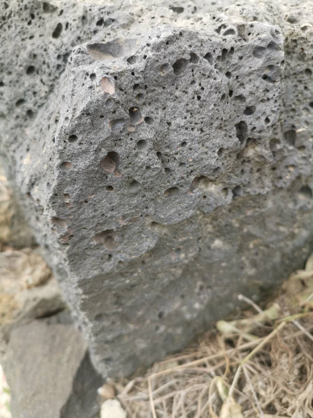 玄武岩气孔图片