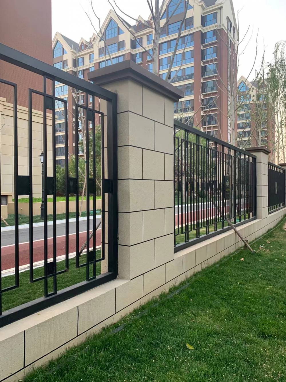 幼儿园围墙护栏庭院锌钢护栏厂区围栏工艺优