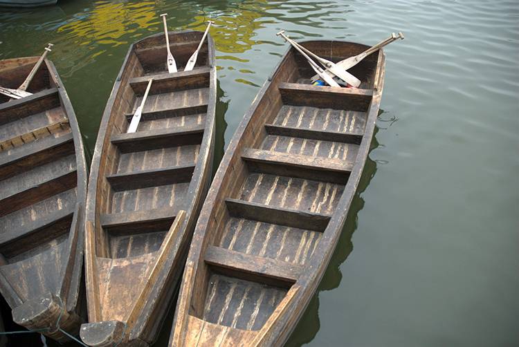 手划船一头尖木船订制生产公园水上游乐项目双人单人划桨船