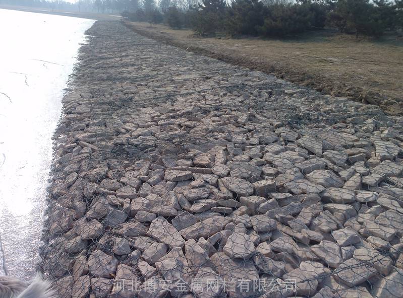 张掖护岸护坡采用固滨笼防护抛石加固