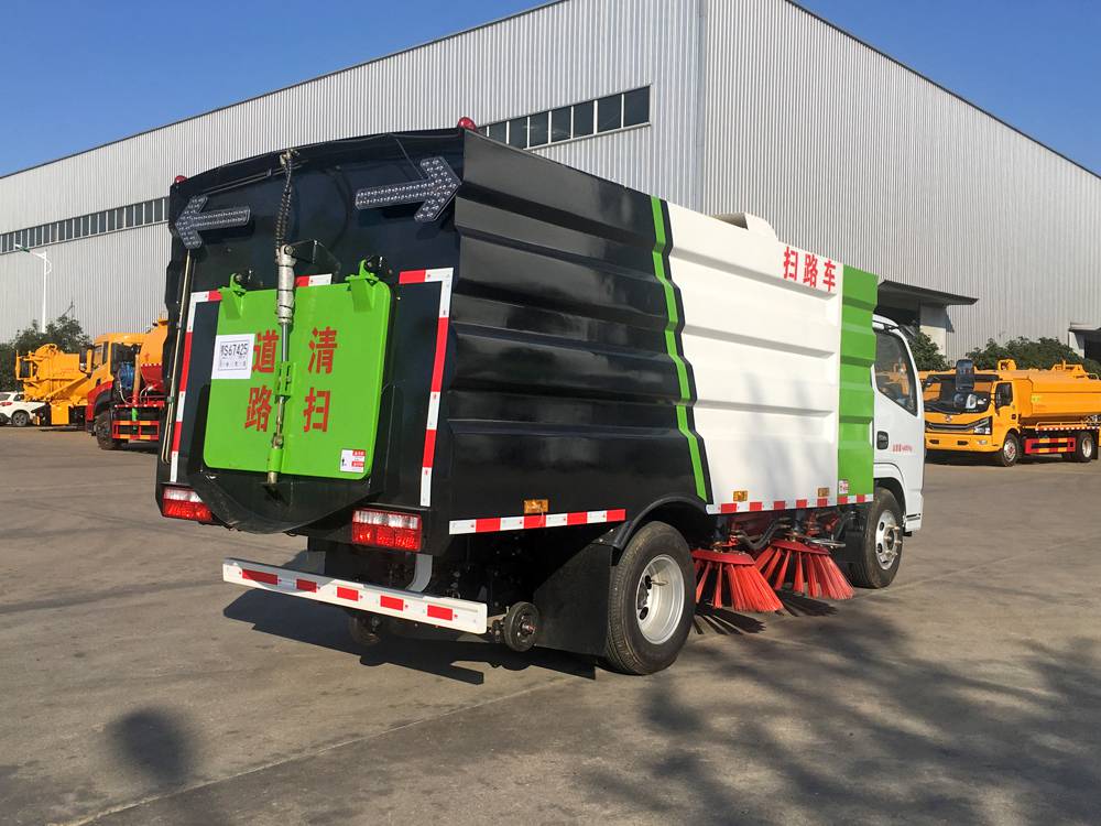扫路车
