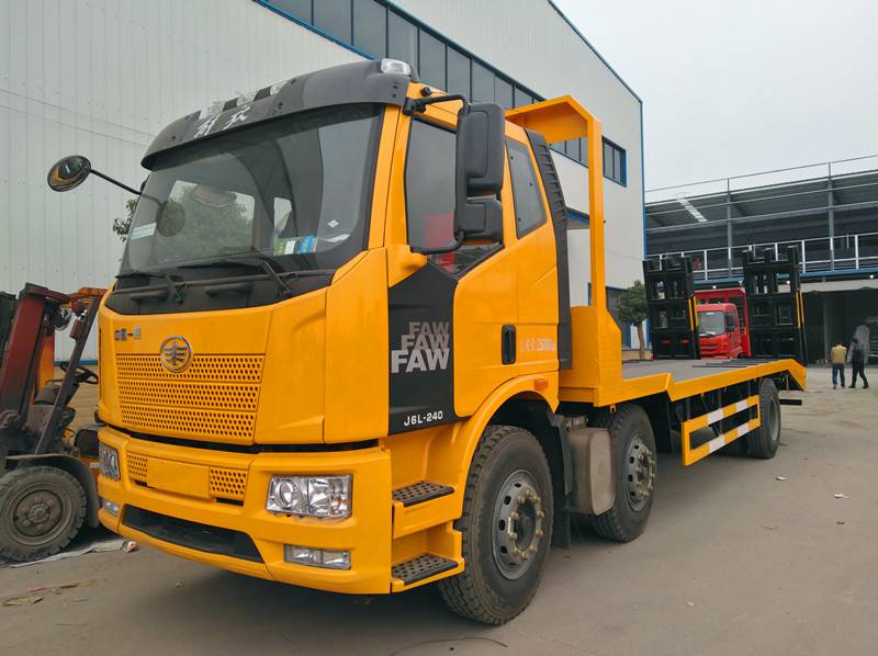 国六解放小三轴中型平板运输车工程机械运输车挖掘机平板拖车厂家