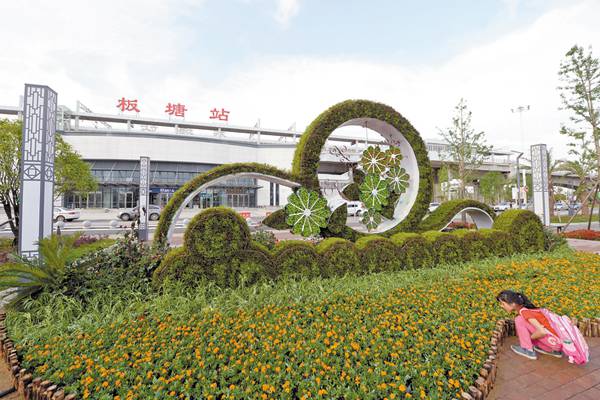 重庆市月亮造型花雕海洋主题仿真绿雕定制