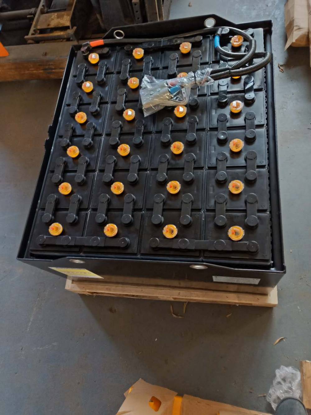 招远泉山街道仓储前移式堆高叉车电池组平衡重电动叉车铅酸蓄电瓶置换