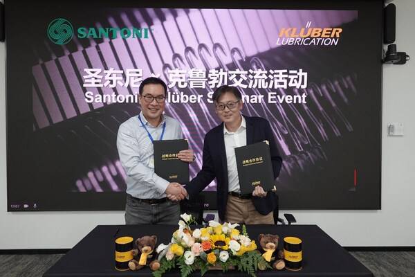 签约仪式现场合照(左:圣东尼事业部总经理李诺,右:克鲁勃润滑剂行业销售总监赵磊) 签约仪式现场合照(左:圣东尼事业部总经理李诺,右:克鲁勃润滑剂行业销售总监赵磊)