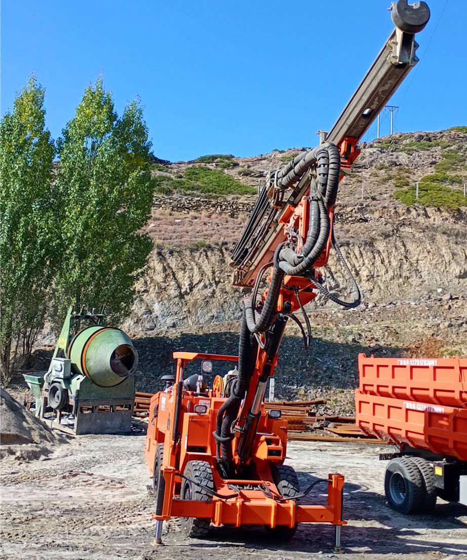 鑫通机械轮胎式液压单臂凿岩钻机协助某铜矿井下作业