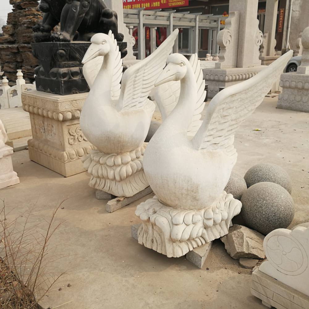 别墅园林喷水天鹅黄锈石天鹅喷水黑天鹅