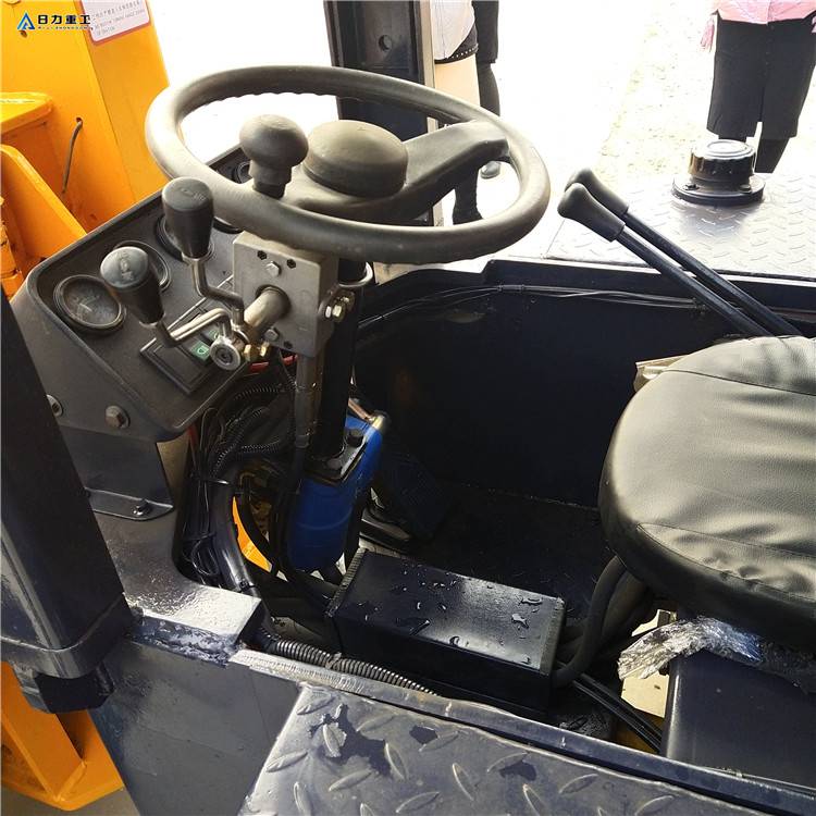 岩石铲斗井下小铲车侧翻装载机日力重工井下矿用铲车