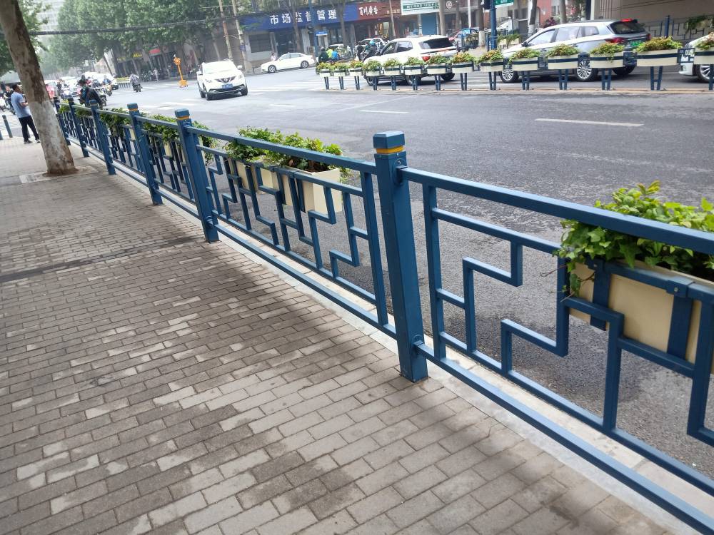 郑州河边白钢护栏安装市政花箱护栏防锈能力好造型美观实用