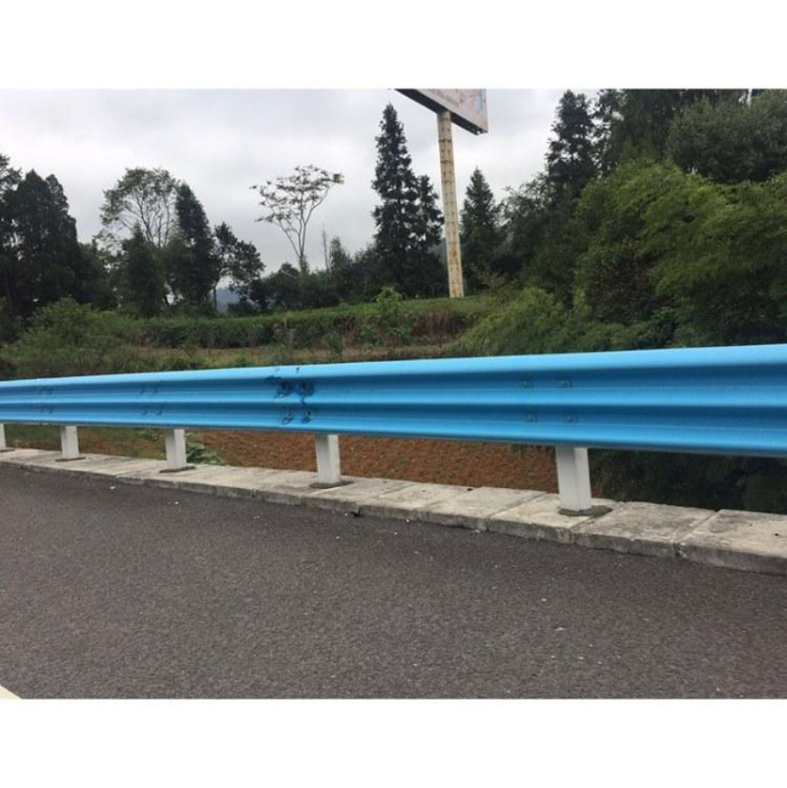 北京石景山区浸塑q235波形护栏三波高速护栏