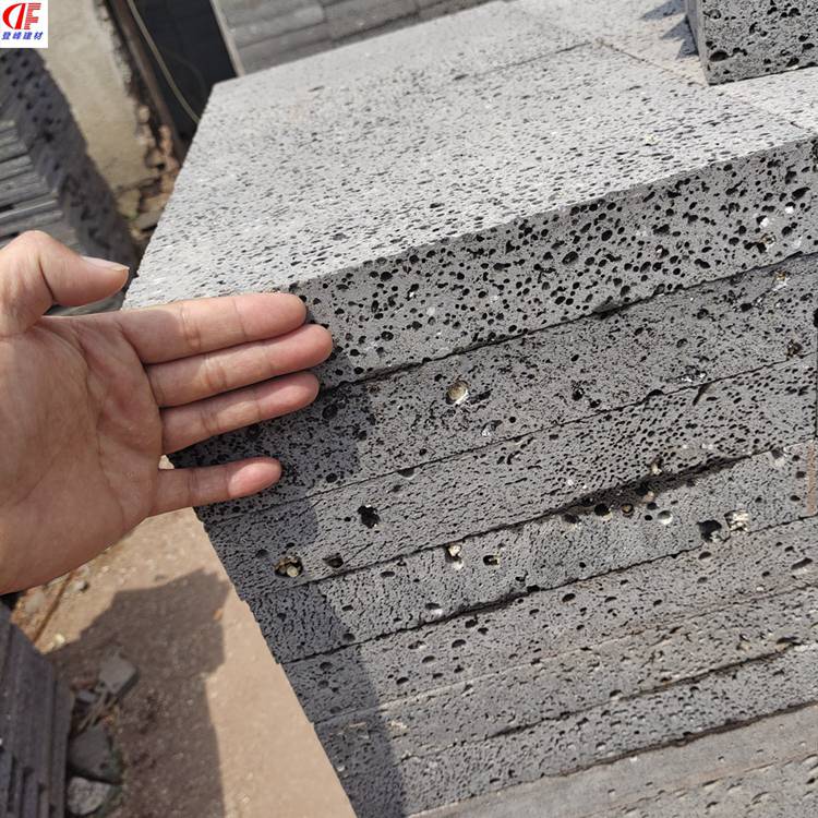 火山石是熔融的岩浆随火山喷发冷凝而成的密集气孔的玻璃质熔岩,其