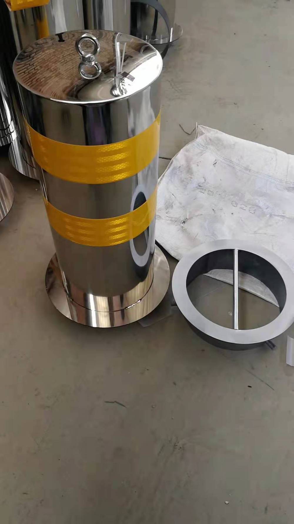 河南郑州警示柱铁桩防撞柱警示桩护栏道口标隔离柱路桩路障钢管