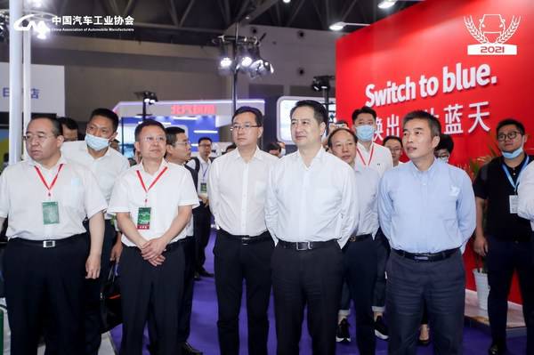 国家部委、重庆市***与合作企业相关领导亲自莅临奥动新能源展台巡视 国家部委、重庆市***与合作企业相关领导亲自莅临奥动新能源展台巡视