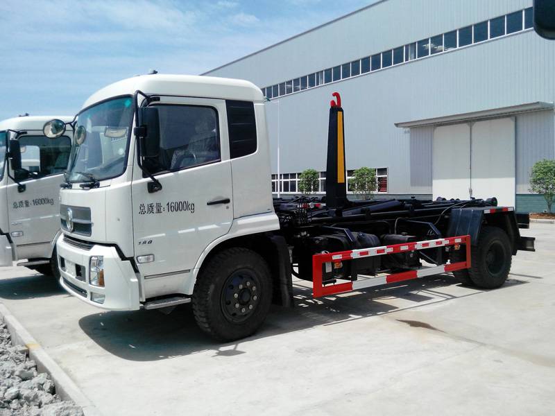 勾臂垃圾车