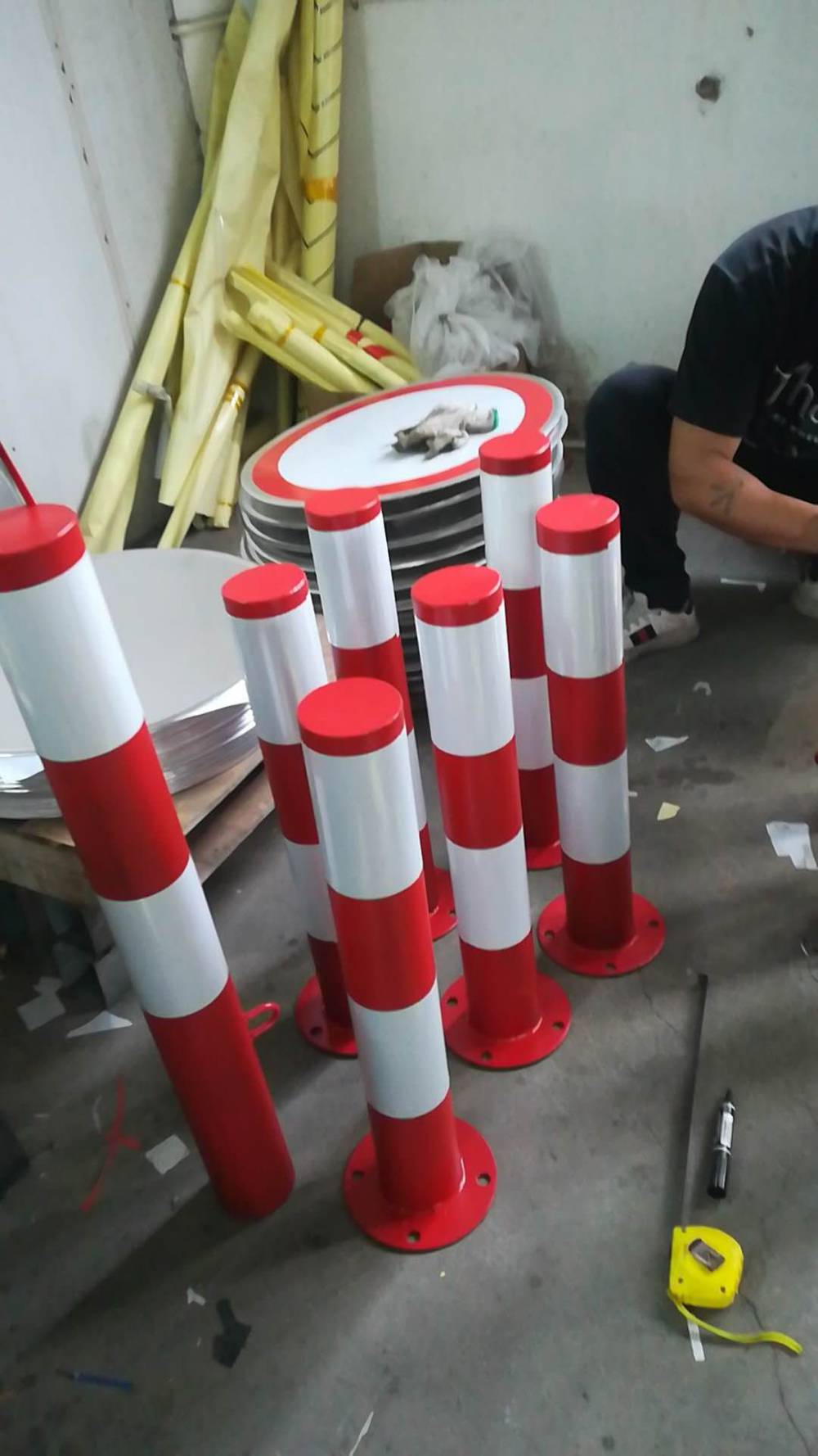 带反光圆管防撞立柱00:15道路施工隔离警示路锥 停车场摆放红白方锥00