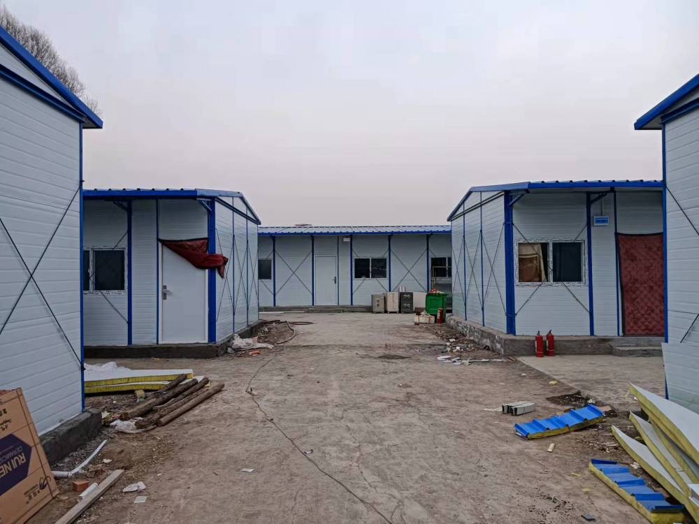 东平街活动房防砸棚安装轻钢料棚现场焊接彩钢板房搭建