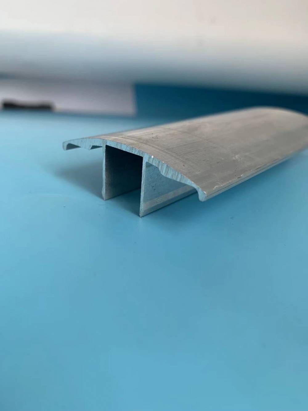 太阳能光伏防水盖板铝合金防水支架盖板中压块图片