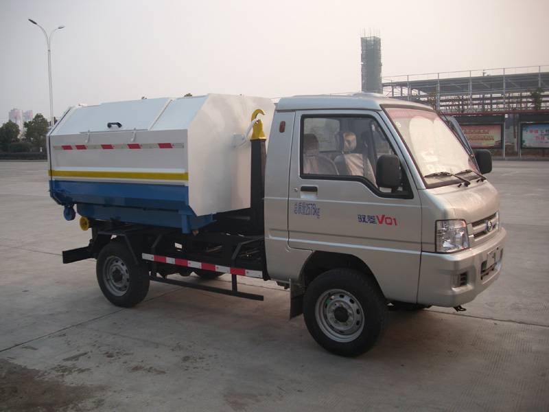 勾臂垃圾车
