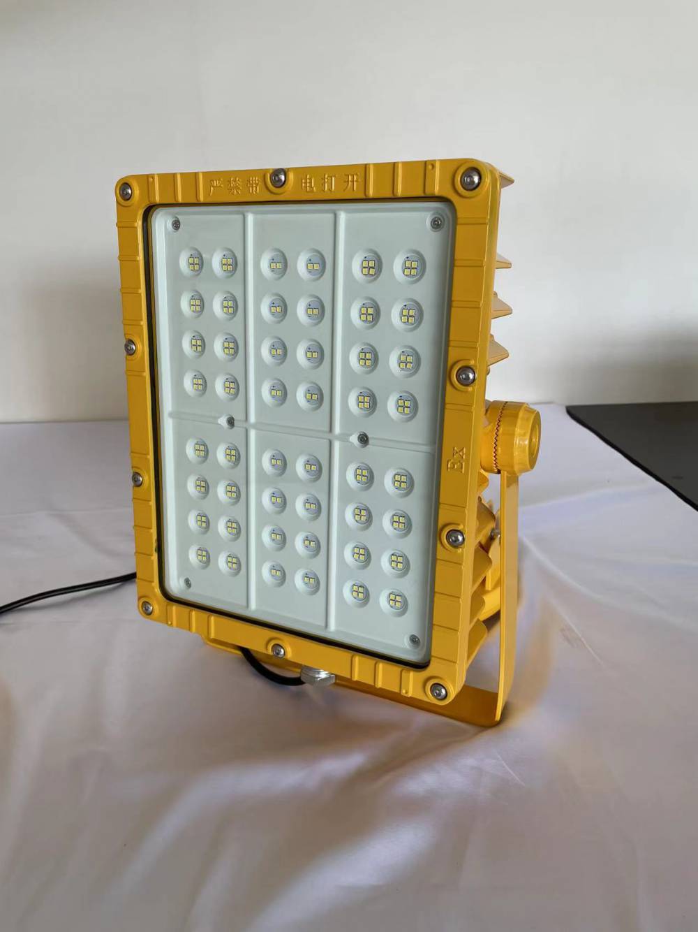 湖北新驰供应bfc8115aled防爆泛光灯100w尺寸和安装图