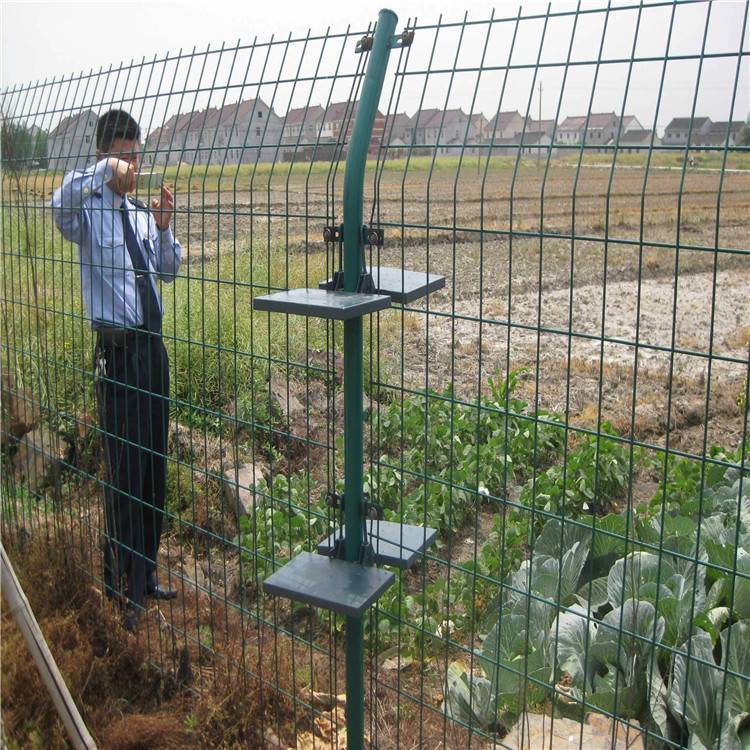 公路护栏网批发 大量出售 铁丝护栏网可加工定做 万泰
