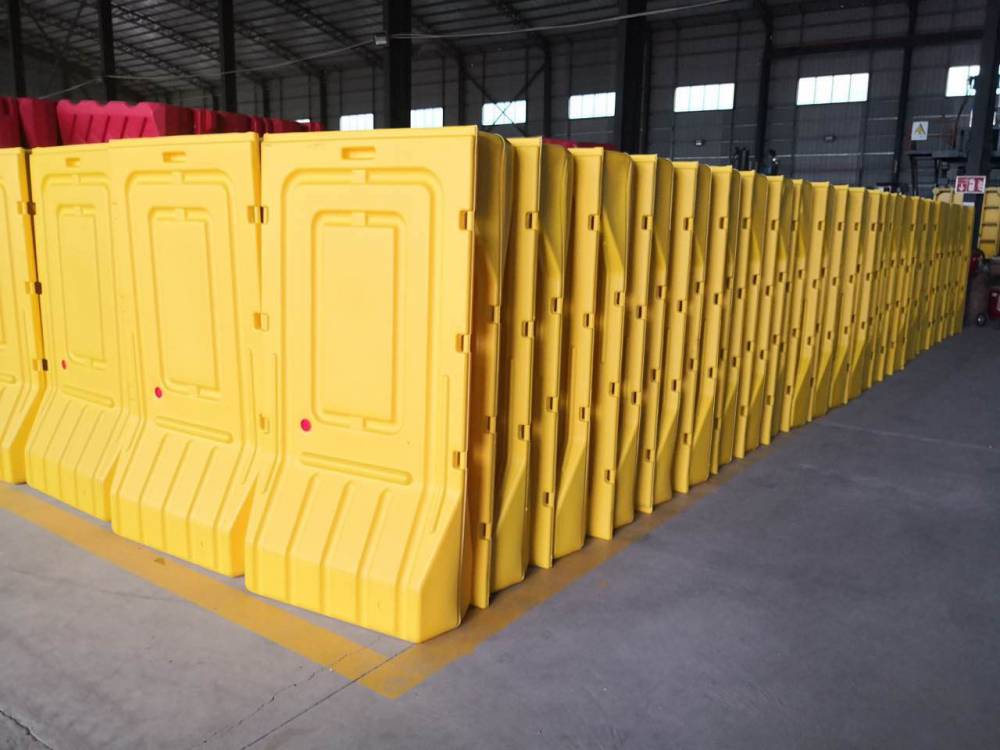 塑料加厚防撞水马护栏17米18米高注水增重隔离墩