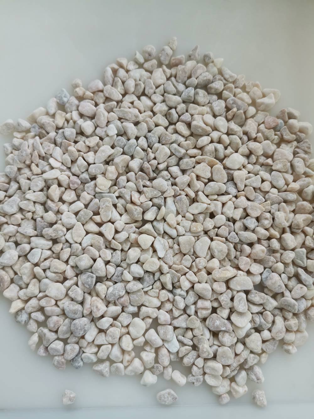 水黄色砾石价钱奶黄色水磨石价格水洗石地坪石砾石