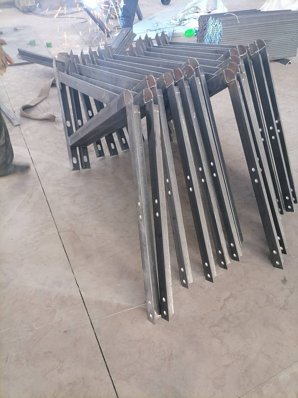 河南许昌吊围栏直墩安装铁路桥梁吊围栏图片吊围栏安装风险