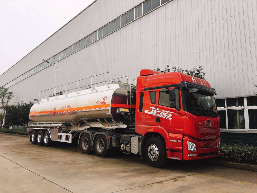 30吨35吨40吨解放牵引大半挂油罐车高配置酷帅大气包上户可分期