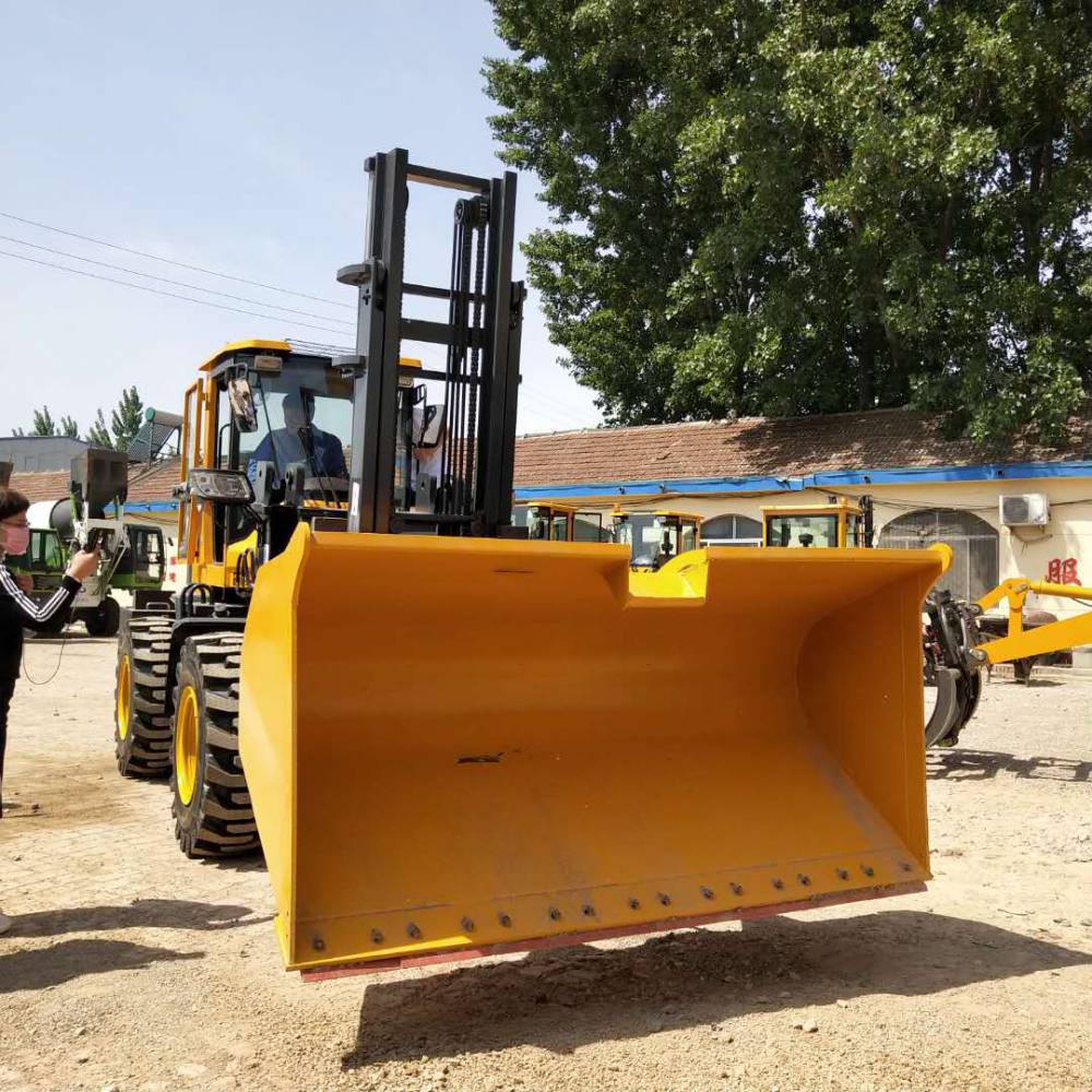砖厂用越野叉车安装铲粮食铲斗拆卸方便