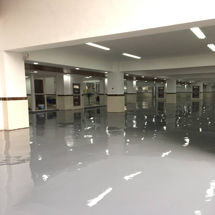 的环氧地坪漆,结合特定地坪施工工艺,现场地面装饰施工而成的一类地坪