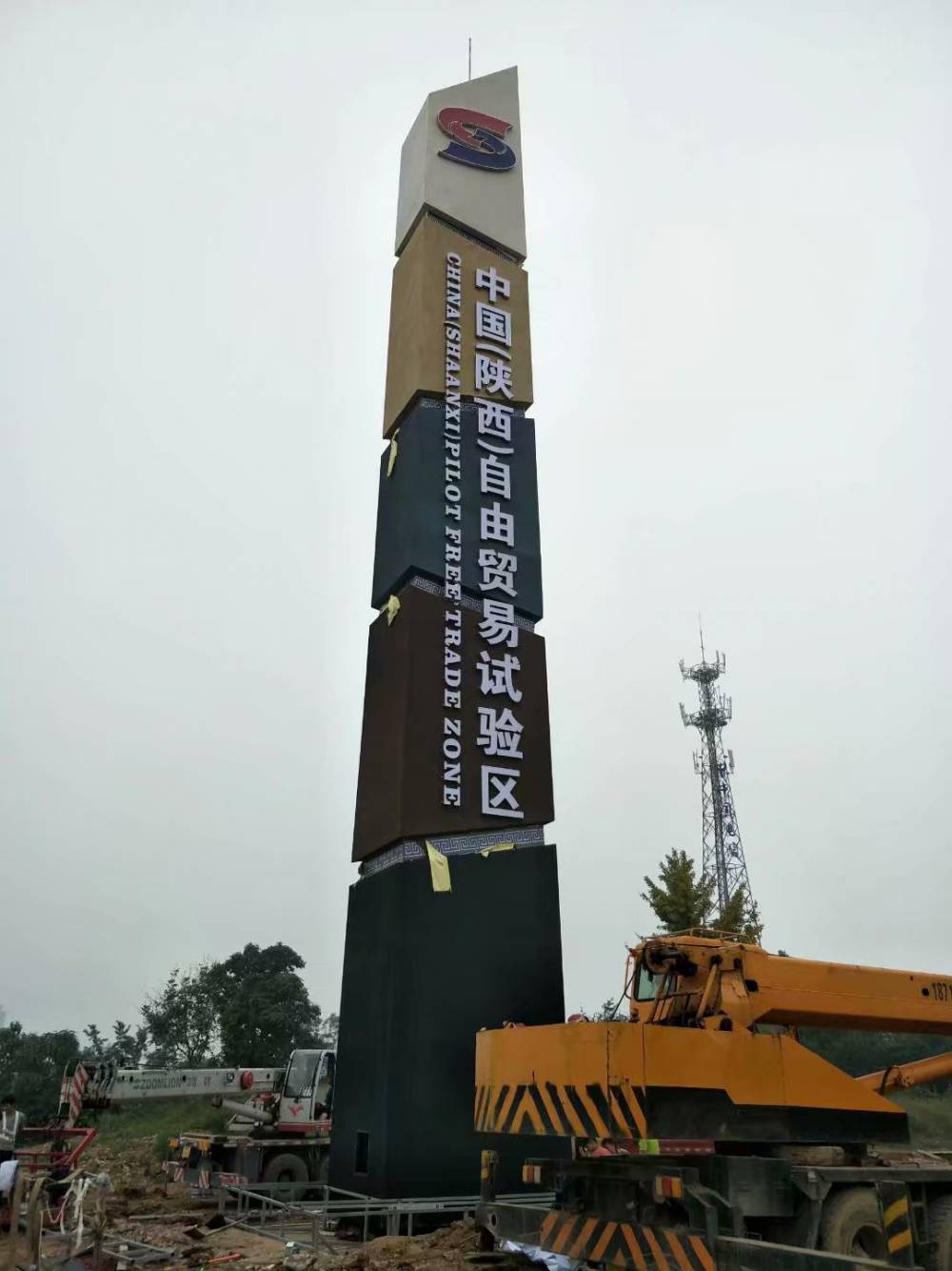 酒店精神堡垒,三面精神堡垒