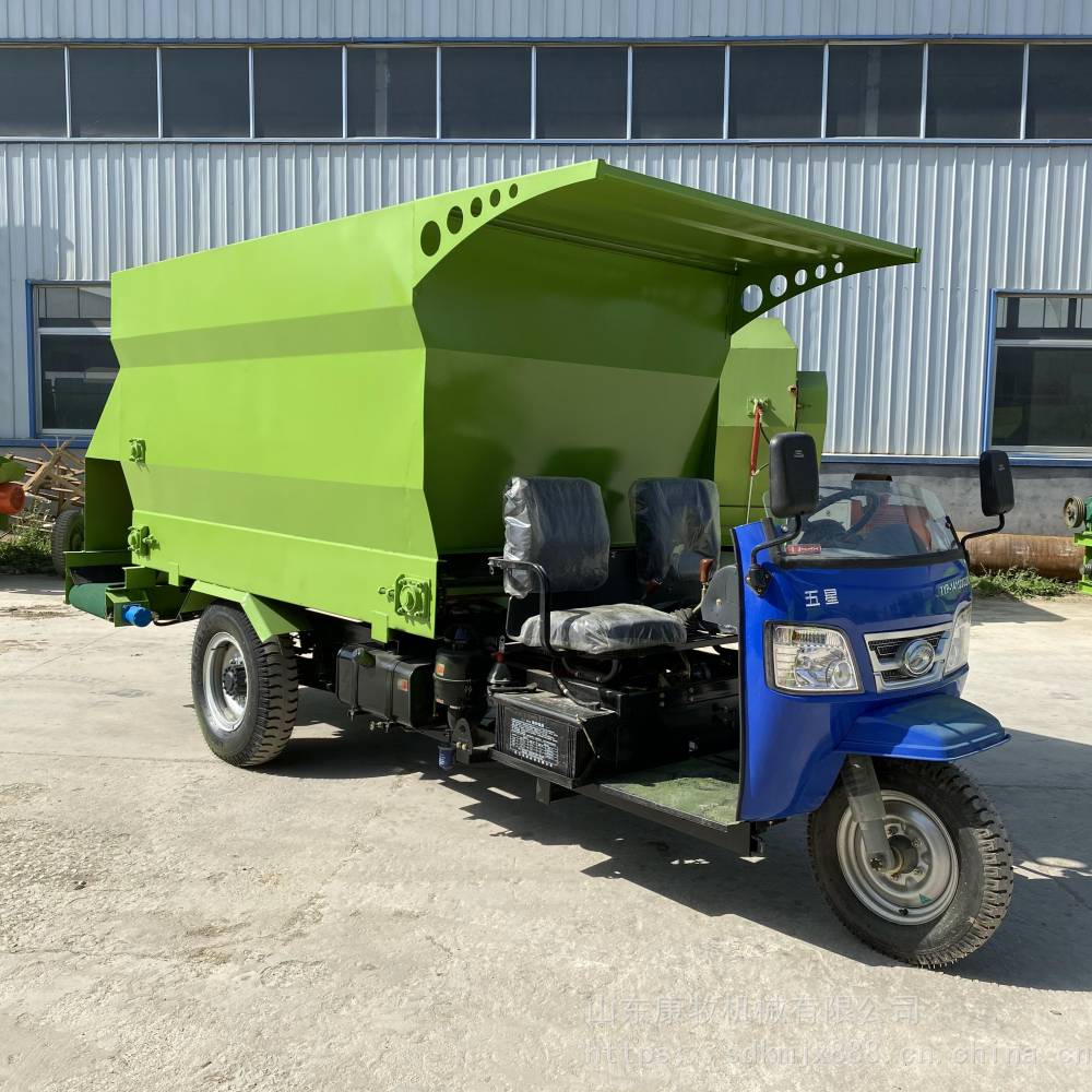 羊场省人工饲料投喂机畜禽草料自走式撒料机现代农场喂牛车