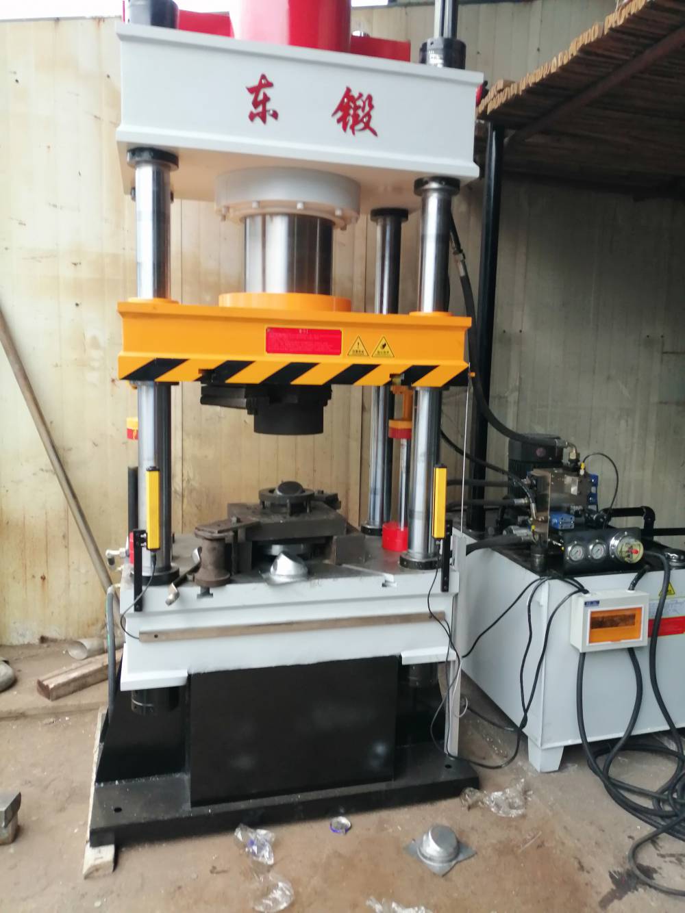 供应200吨三元散件行业四柱液压机图片