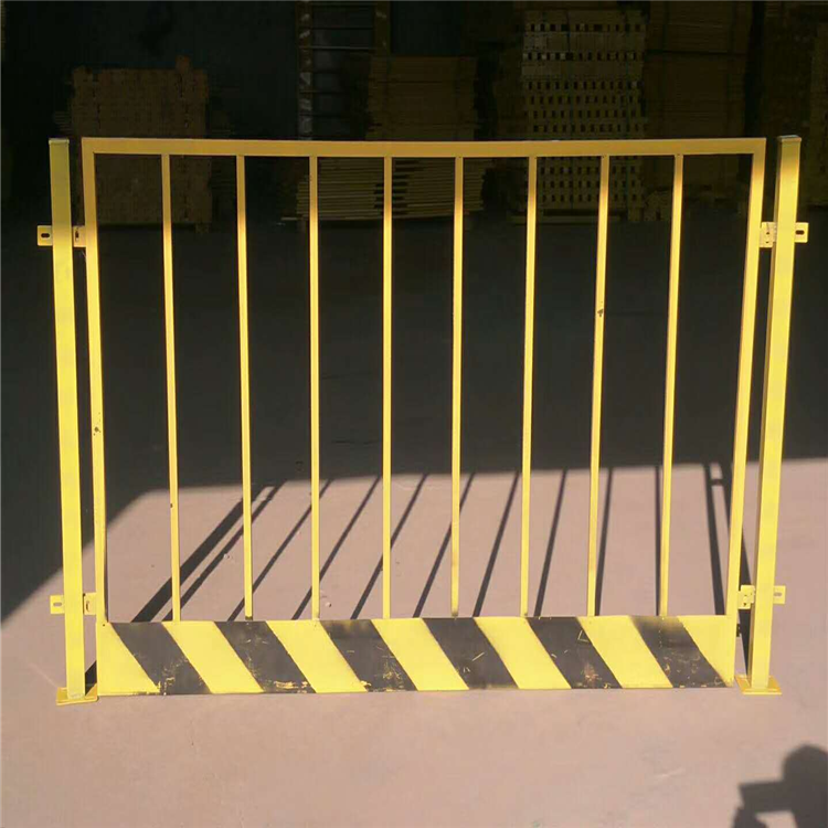 恺嵘红白防护122米高强度建筑工地用格栅式基坑护栏