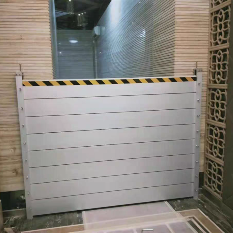 上海多个地铁站外积水严峻警方：已采纳多种办法现在站内安全