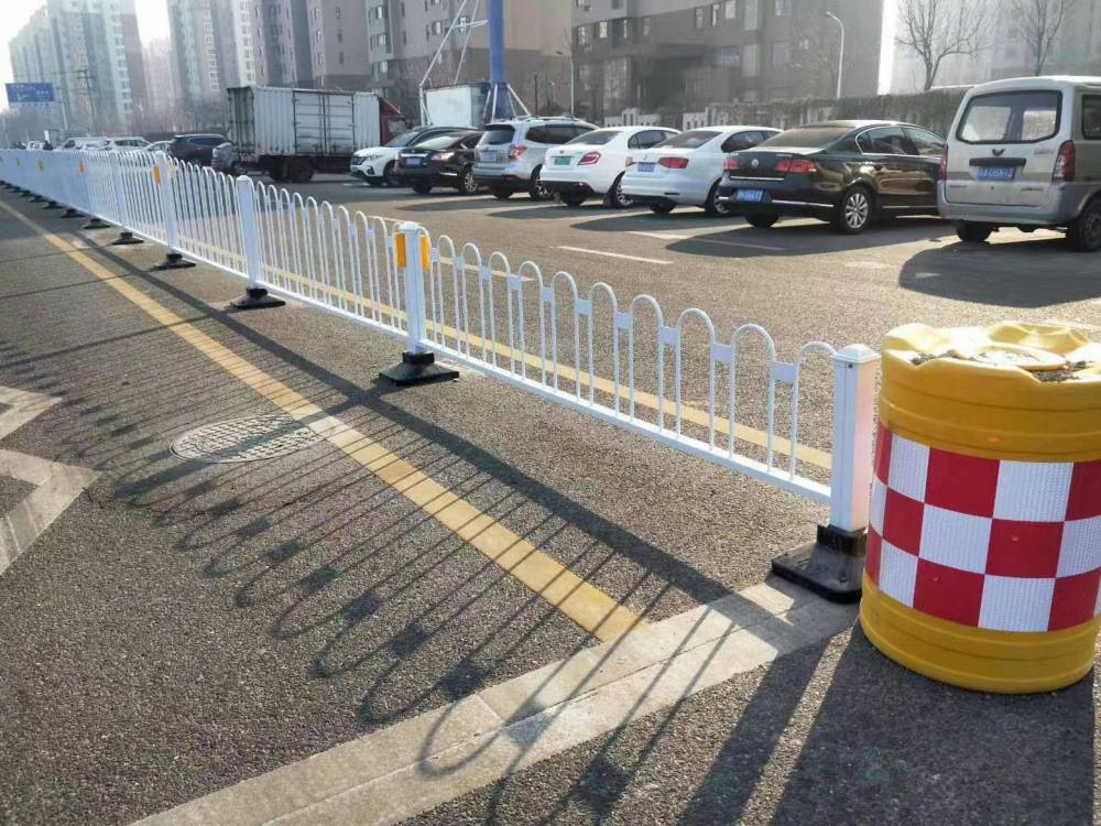 重庆市政交通隔离栏城市防撞交通京式护栏人行道u型护栏