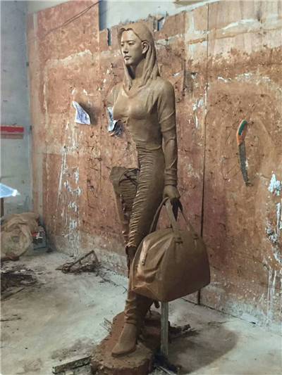 被掏空身体提公文包男女铸铜雕像提行李镂空白领职业女姓雕塑职场男