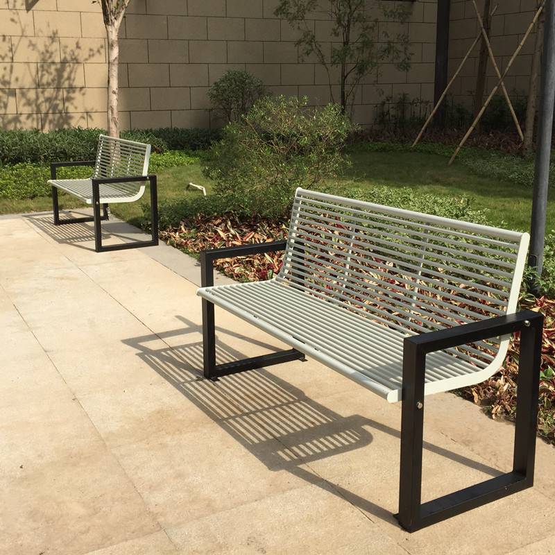 的一种座椅,多用于公园,小区,商业街,大型游乐场,购物广场,公共场合