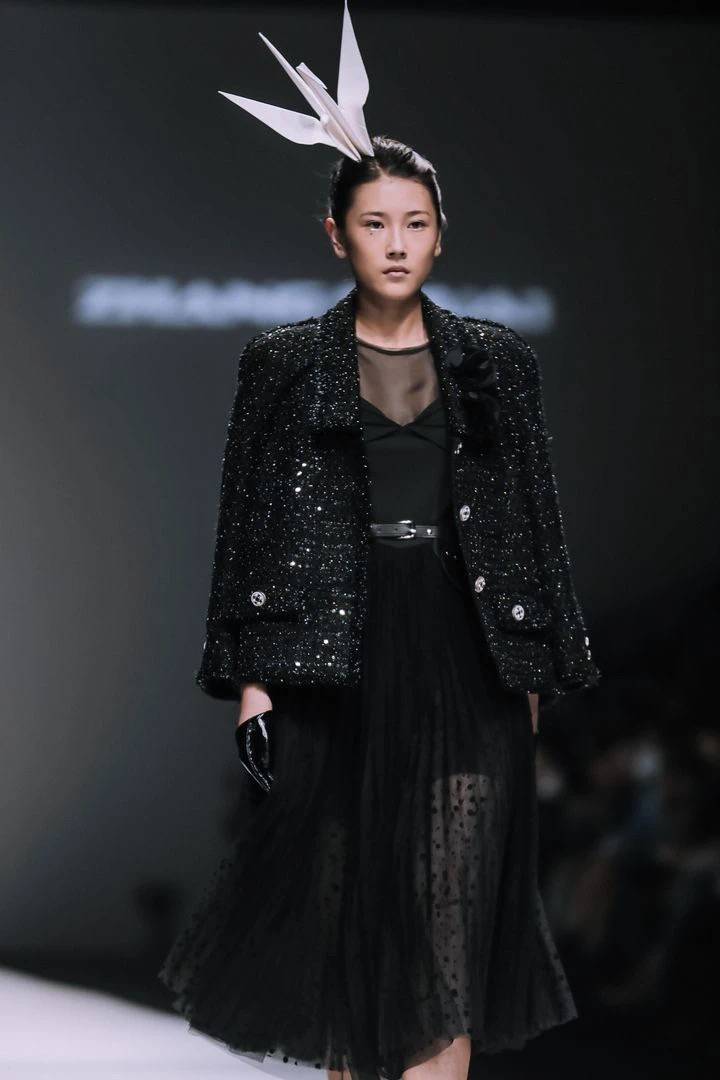 zhangshuai这个品牌是被众多明星所推崇的造型师张帅于2014年春夏推出