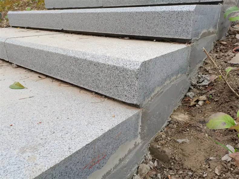 公园台阶石供应火烧板批发芝麻黑火烧面3公分板材